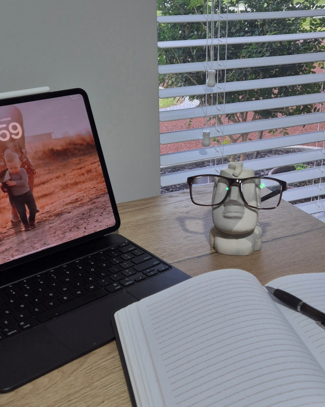 Dude-y Glasses Stand